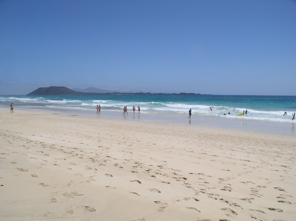 p6240009.jpg - Bílé pláže a vlny, v pozadí Isla de Lobos a Lanzarote (ještě více v pozadí).