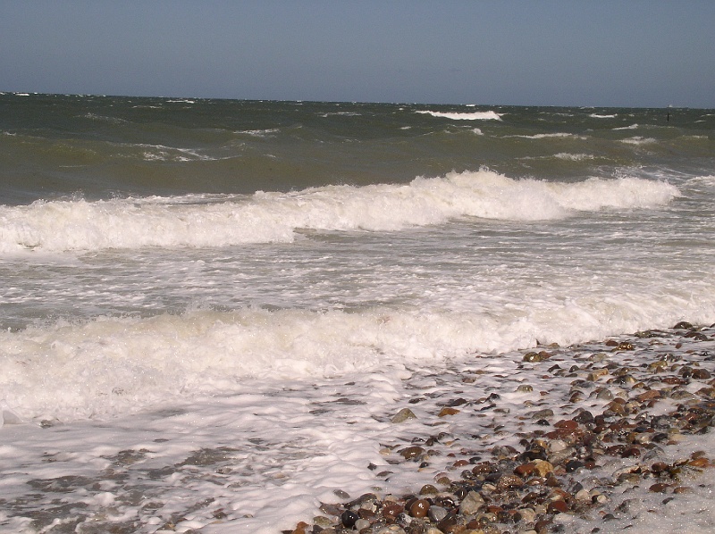 p6130025.jpg - Vítr žene vlny proti pobřeží.