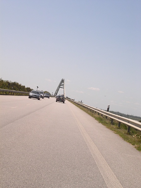 p6130043.jpg - Akční fotografie pořízená ko-pilotem: přibližujeme se k mostu, který pojí ostrov Fehmarn s pevninou.
