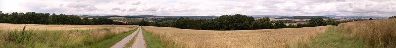p7190042.jpg - A nsledujc den panorama z kompce nad Wachenhausenem. V plnm rozlien  zde . Srovnej panorma z podobnho msta  na jae .
